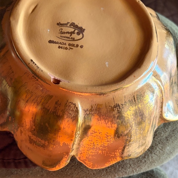 This is a Vintage Stangl Bowl Hand Painted Gild. Beautiful peace to have. - Picture 4 of 7